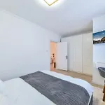Center 2 Bedroom Escape アパート